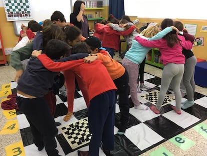 Los alumnos trabajan así el espíritu de equipo, resolviendo problemas de ajedrez y memorizando las posiciones en grupo
