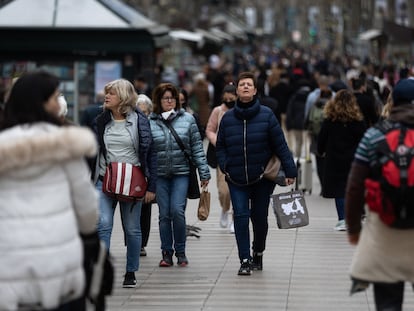 Varias personas, la mayoría sin mascarilla, caminan por la Rambla de Barcelona.