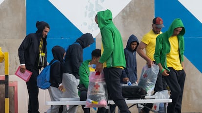 Immigrants reben atenció en arriabr a Gran Tarajal, Fuerteventura.