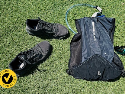 Chaleco hidratación en un jardín.