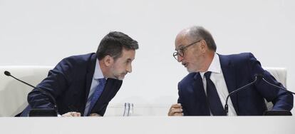 Josu Jon Imaz y Antonio Brufau, consejero delegado y presidente de Repsol, repesctivamente, en la junta de accionistas de la petrolera de 2019.