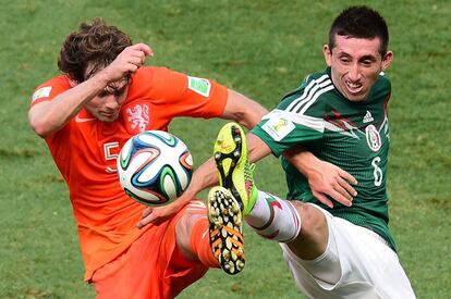 Daley Blind (i) pelea con el centrocampista Héctor Herrera por la posesión del balón.