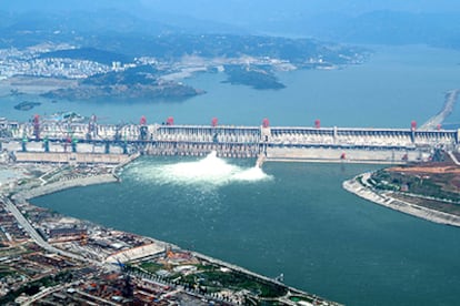 Un trabajador vigila el vertido de hormigón durante la construcción de la presa de las Tres Gargantas china.