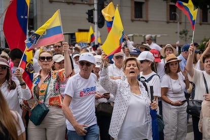Simpatizantes del expresidente Álvaro Uribe marchan en su apoyo, en Medellín.