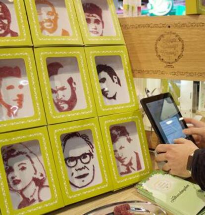Magic Candy Factory imprime golosinas impresas con caras de personas.
