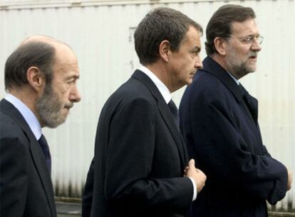 Alfredo Pérez Rubalcaba, José Luis Rodríguez Zapatero y Mariano Rajoy, a la salida de la capilla ardiente de Ignacio Uria.