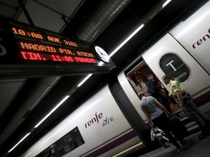 pasajeros subiendo al AVE en la estaci&oacute;n de Sants.