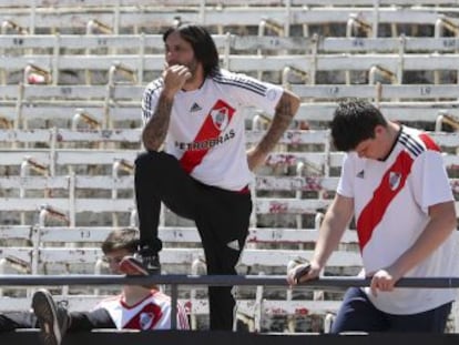 El partido que debe definir al ganador de la Copa Libertadores se posterga sin día a petición del equipo xeneize, atacado por los barras millonarios