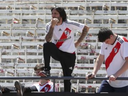 El partido que debe definir al ganador de la Copa Libertadores se posterga sin día a petición del equipo xeneize, atacado por los barras millonarios