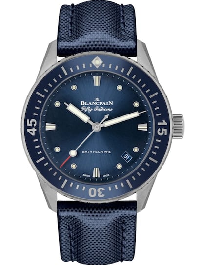 El modelo Fifty Fathoms de Blancpain de inspiración vintage, amplía su gama con un nuevo modelo de 38 mm de color azul abisal.