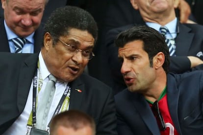 Eusébio e Figo durante a Eurocopa de 2012. / Getty