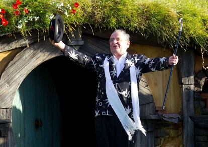 Silvester McCoy, otro de los actores de las tres entregas de 'El hobbit', ante una de las casas de la Comarca, recreadas para el preestreno de la película.