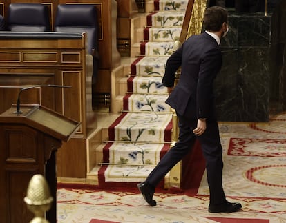 Pablo Casado abandona el hemiciclo del Congreso de los Diputados este miércoles.