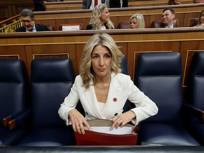 MADRID, 15/11/2023.- La líder de Sumar, vicepresidenta del Ejecutivo y ministra de Trabajo en funciones, Yolanda Díaz, en su escaño del Congreso, donde se celebra el primer día del debate de investidura en el que el secretario general del PSOE y presidente del Gobierno en funciones, Pedro Sánchez, expone su nuevo programa de Gobierno y pide la confianza a la Cámara para revalidar su mandato en la Moncloa, este miércoles en Madrid. EFE/ Javier Lizon
