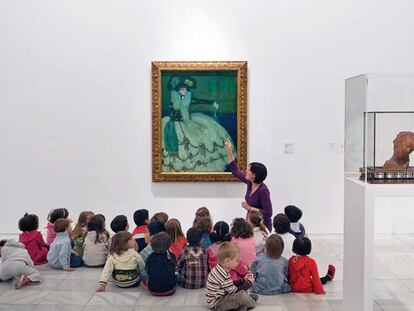 Taller infantil en torno a 'Mujer en azul', de Pablo Ruiz Picasso, en el Museo Reina Sofía de Madrid.