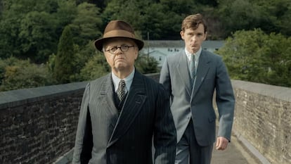 Toby Jones y Harry Lawtey, en 'Mr. Burton'.