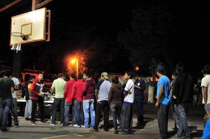 Cena nocturna para los familiares y amigos de los estudiantes desaparecidos.