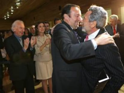 El presidente del Gobierno riojano, Pedro Sanz, felicita al periodista y escritor Luis del Val (Zaragoza, 1944), ganador de la sexta edición del Premio Logroño de Novela por su obra "Reunión de amigas", durante la ceremonia de entrega del galardón celebrada hoy en Logroño.