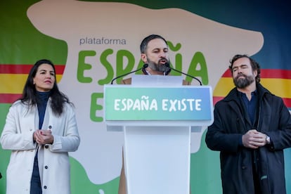 La presidenta de Vox Madrid, Rocio Monasterio, el presidente de Vox, Santiago Abascal, y el portavoz de Vox en el Congreso, Iván Espinosa de los Monteros, durante una concentración convocada por su partido.