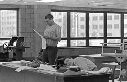 Sergu&eacute;i Dovl&aacute;tov, en 1980 en la sede del peri&oacute;dico &#039;Svoboda&#039; en Jersey City, junto a su exesposa Yelena Dovlatova. 
 