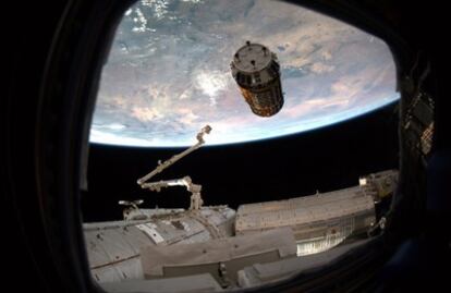La nave de carga <i>Kuonotori 2</i> se acerca a la Estación Espacial Internacional, cuyo brazo robótico se prepara para engancharla.