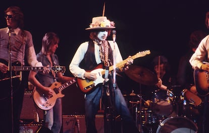 Bob Dylan, Joan Baez y The Band of Merry Players en el concierto benéfico a favor del boxeador Rubin 'Hurricane' Carter de la gira Rolling Thunder Revue, en diciembre de 1975.