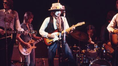 Bob Dylan, Joan Baez y The Band of Merry Players en el concierto benéfico a favor del boxeador Rubin 'Hurricane' Carter de la gira Rolling Thunder Revue, en diciembre de 1975.