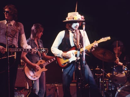 Bob Dylan, Joan Baez y The Band of Merry Players en el concierto benéfico a favor del boxeador Rubin 'Hurricane' Carter de la gira Rolling Thunder Revue, en diciembre de 1975.