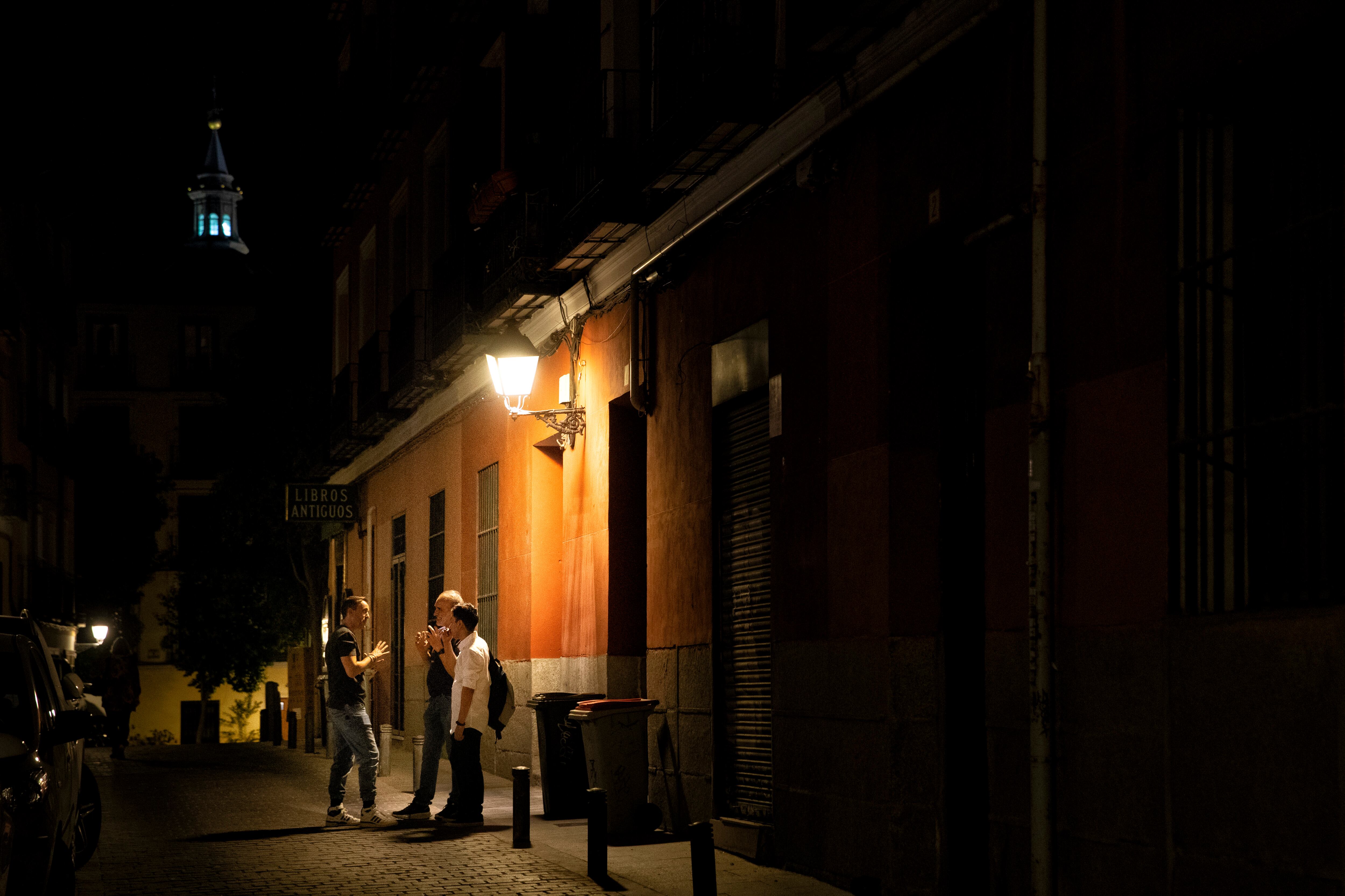 Imagen nocturna de la calle Juan de Herrera de Madrid.