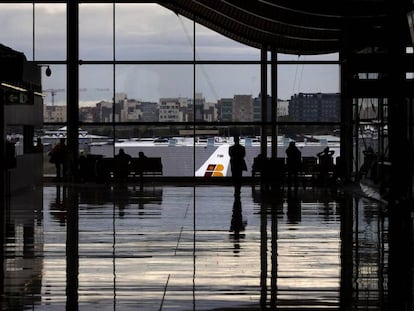 Um avião da Iberia, visto do terminal T4 do aeroporto de Madri-Barajas.