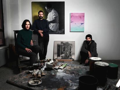 Los artistas Cristina Toledo, Julio Sarramián y Arturo Sarramián en su estudio Nave 6 en Carabanchel.