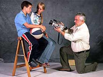 Imanol Uribe realiza una prueba con Juan José Ballesta y Laura Lacostena para su próxima película.