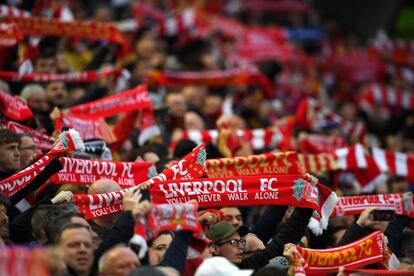 Aficionados del Liverpool cantan el tradicional himno del equipo inglés 'You`ll Never Walk Alone' (Nunca caminarás solo), antes del inicio del encuentro.