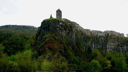 Castellfollit de la Roca, sobre el risco basáltico.