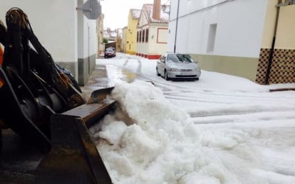 Las calles de Vilafranca han quedado cubiertas de hielo tras la intensa granizada.