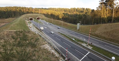 Vehículos circulando por uno de los túneles que gestiona Highways England.