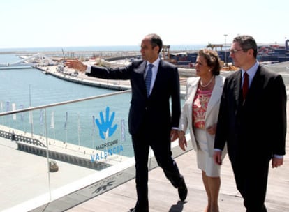 Francisco Camps, Rita Barberá y Alberto Ruiz-Gallardón, durante su visita al puerto de Valencia.