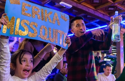 Familiares de Érika Mora, durante el certamen de belleza Miss Quito en España 2023.