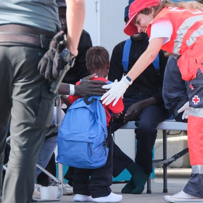 GRAFCAN065. LOS CRISTIANOS (TENERIFE) (ESPAÑA), 04/06/2024.- Salvamento Marítimo ha rescatado este martes y llevado al muelle de Los Cristianos (Tenerife) a 40 personas de origen subsahariano, entre ellas cuatro mujeres y cuatro niños, que viajaban en un cayuco localizado a 22 kilómetros al sur de La Gomera EFE/Alberto Valdés
