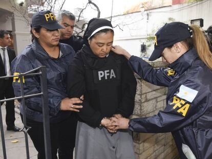 A freira Kumiko Kosaka chega ao tribunal de Mendoza, onde foi interrogada.