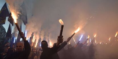 Activistas nacionalistas encienden bengalas durante un mitin en Kiev por el Día del Defensor de Ucrania.