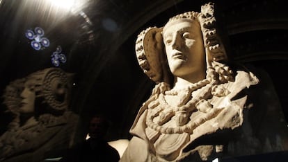 Copia de la Dama de Elche que se exhibe en la plaza del Ayuntamiento de Linares (Jaén).