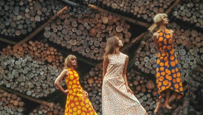 Modelos en 1964 con vestidos con estampados creados por Annika Rimala.