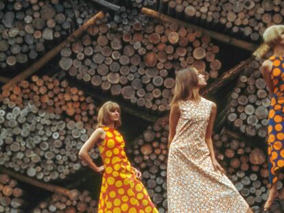 Modelos en 1964 con vestidos con estampados creados por Annika Rimala.