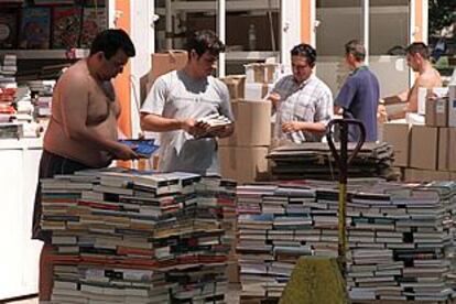 Labores de recogida de los libros y casetas tras acabar ayer la 61ª edición de la Feria del Libro.