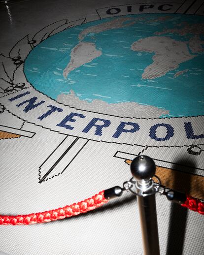 18/10/2023 - Jürgen Stock, es el Secretario General de INTERPOL desde 2014. Fotografiado en su despacho de la sede de Interpol en Lyon (Francia).  Photo © Ed Alcock     ----PIEFOTO----   Mosaico del logotipo de Interpol en la sede de Interpol en Lyon (Francia).
