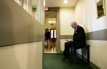 El senador estadounidense Joe Biden apunta en una libreta antes de una conferencia de prensa en el Capitolio, el 13 de diciembre de 2005 en Washington.