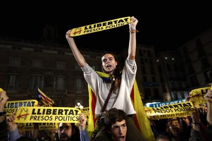 Manifestantes protestan frente al Ayuntamiento de Barcelona por la prisión incondicional de los exconsellers del Govern y de los presidentes de las principales asociaciones independentistas, ANC y Òmnium.
