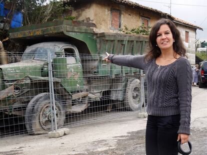 La coordinadora del Museo Minero, Haizea Uribilarrea, señala el camión que ha adquirido el centro.