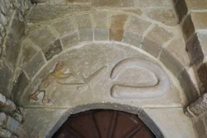 Detalle de la portada de la iglesia de San Pelayo.